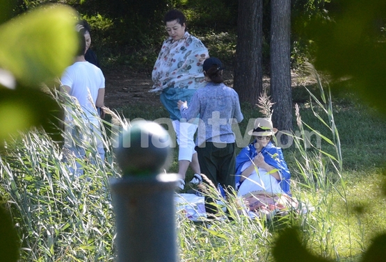 李小璐挺大肚逛公园 贾乃亮嘟嘴配合爱妻自拍