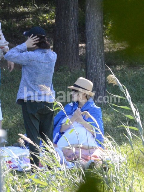 李小璐挺大肚逛公园 贾乃亮嘟嘴配合爱妻自拍