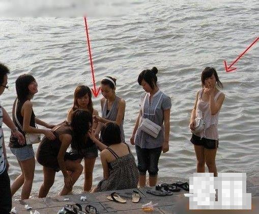 实拍一群初中女学生在长江边换衣服