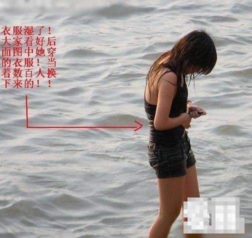 实拍一群初中女学生在长江边换衣服