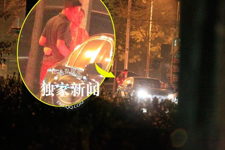 黄小蕾当街豪放 与宝马男相互搂抱共蒙一条头巾