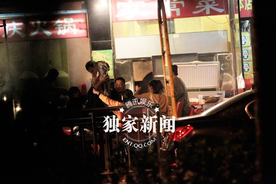 黄小蕾当街豪放 与宝马男相互搂抱共蒙一条头巾