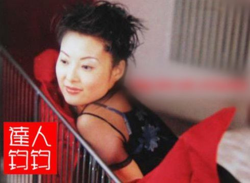 袁莉挺大肚频繁走光 出道20年美艳爆乳照曝光