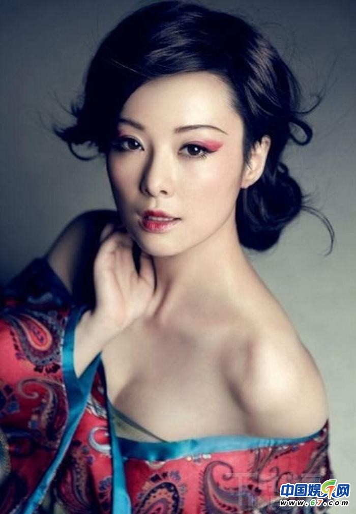 袁莉挺大肚频繁走光 出道20年美艳爆乳照曝光