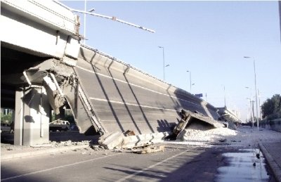 　8月24日，通车不到1年的哈尔滨阳明滩大桥引桥发生断裂，图为当日拍摄的事故现场