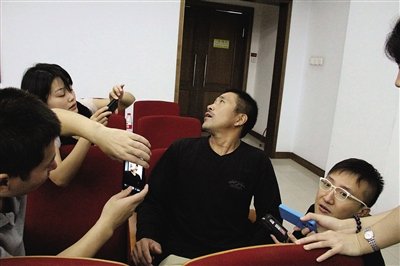 昨日，被害人李某脖子上的伤痕仍清晰可见。通讯员 朱冉 摄