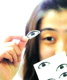 搞怪眼贴被网友称作神器 医生提醒易过敏