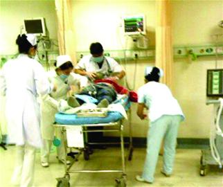 老太上山接泉水猝发脑溢血 栽倒半山坡