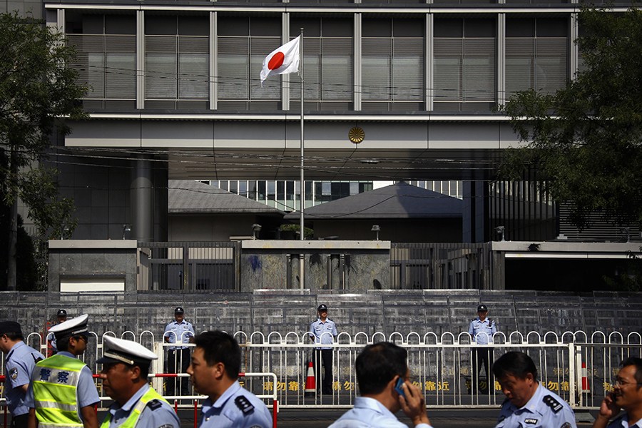 日媒公布两名日本人登钓鱼岛画面