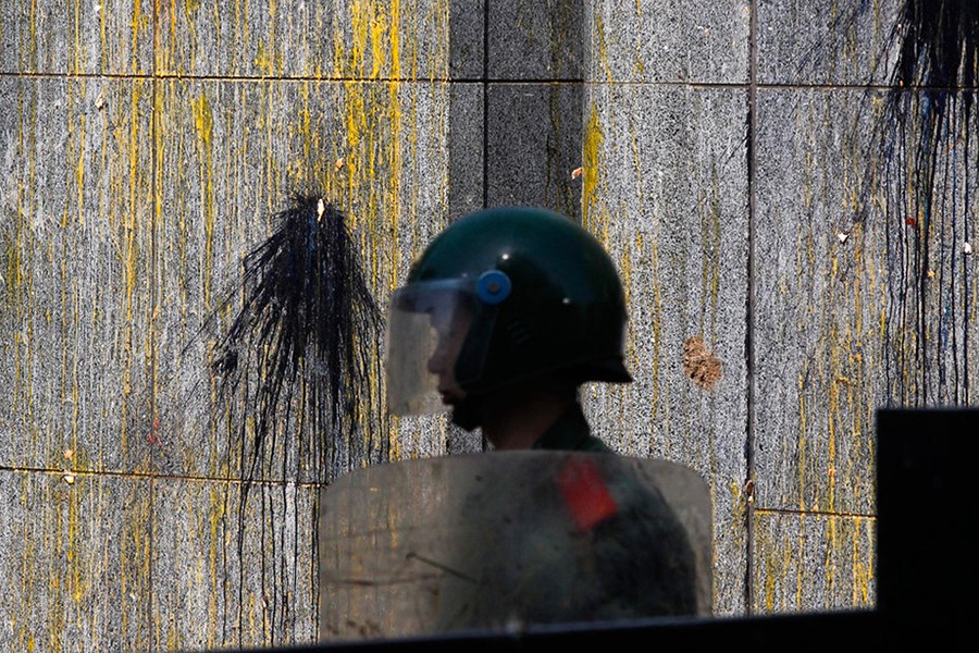 日媒公布两名日本人登钓鱼岛画面