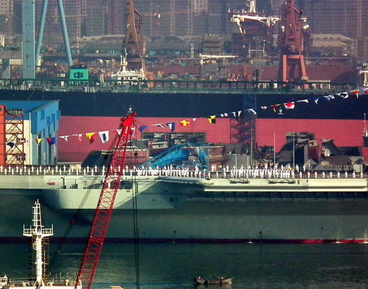 瓦良格号铺设红地毯挂出满旗 疑彩排服役仪式