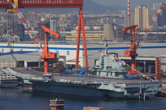 瓦良格号铺设红地毯挂出满旗 疑彩排服役仪式