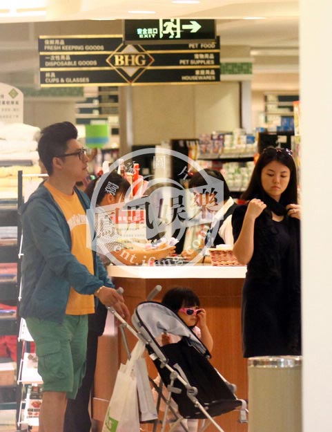 李湘一家三口温馨逛超市吃火锅 王诗龄超萌