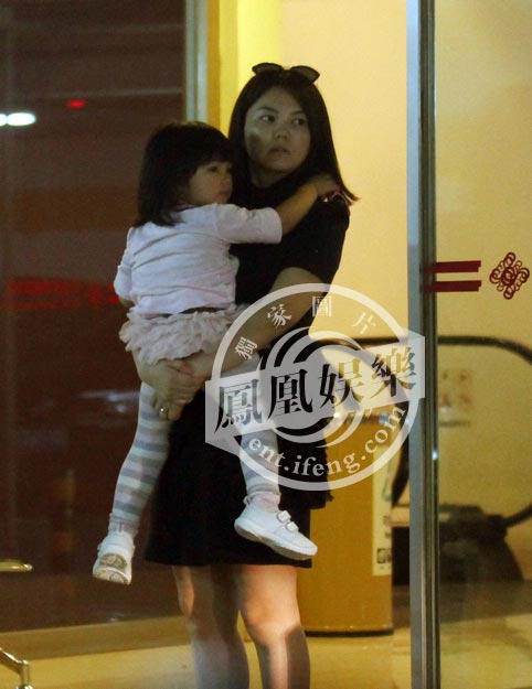 李湘一家三口温馨逛超市吃火锅 王诗龄超萌