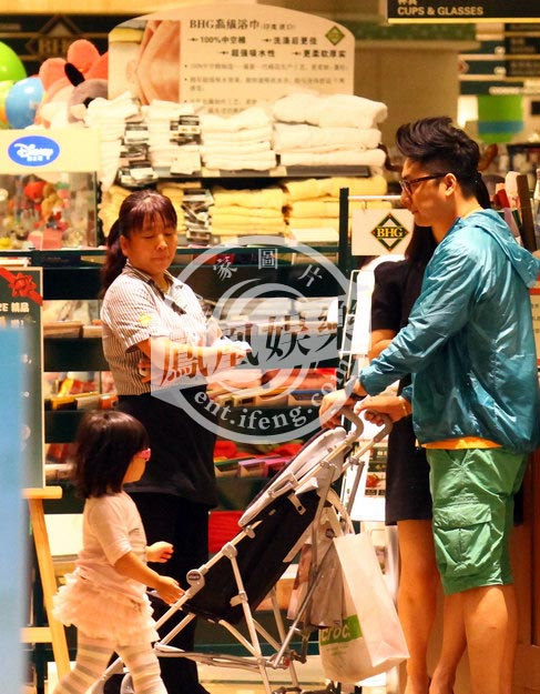 李湘一家三口温馨逛超市吃火锅 王诗龄超萌