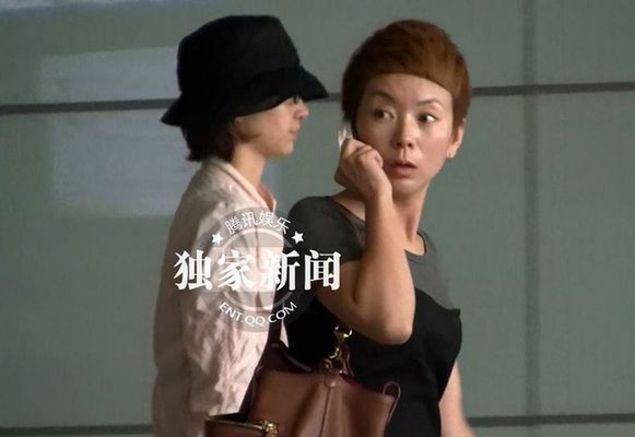 董卿穿着低调素颜独行 面色疲惫似劳累过度