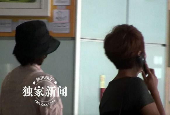 董卿穿着低调素颜独行 面色疲惫似劳累过度