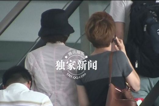 董卿穿着低调素颜独行 面色疲惫似劳累过度