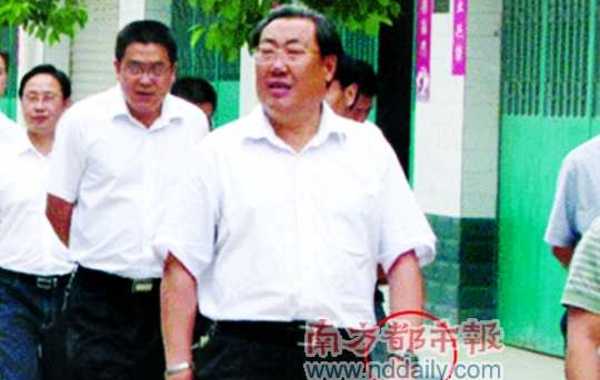 大学生要求公开微笑局长工资 陕西财政厅:不属公开范围