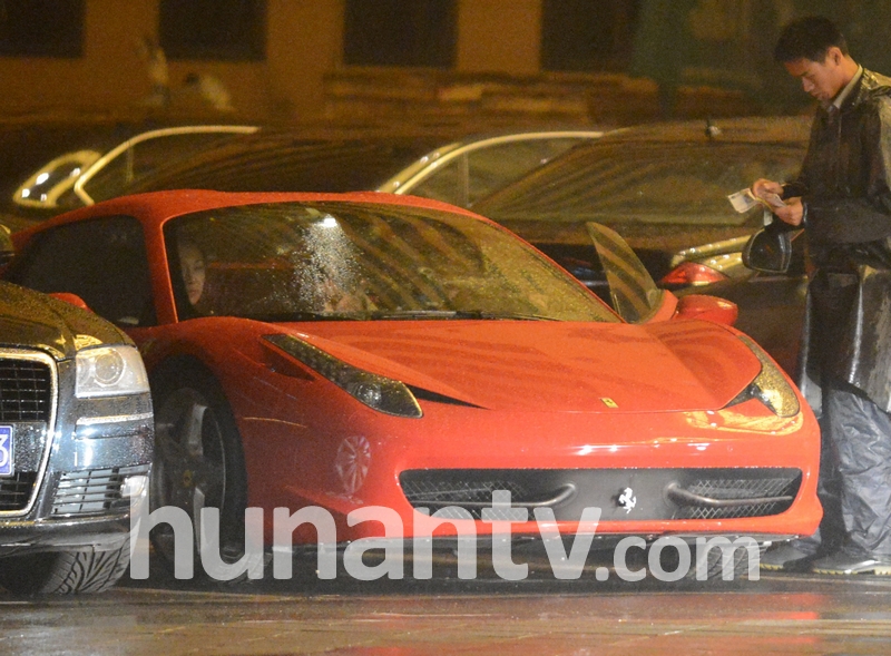 刘亦菲开豪车约会曾轶可 辣妹朋友美艳抢镜