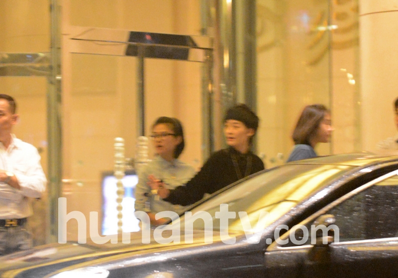 刘亦菲开豪车约会曾轶可 辣妹朋友美艳抢镜