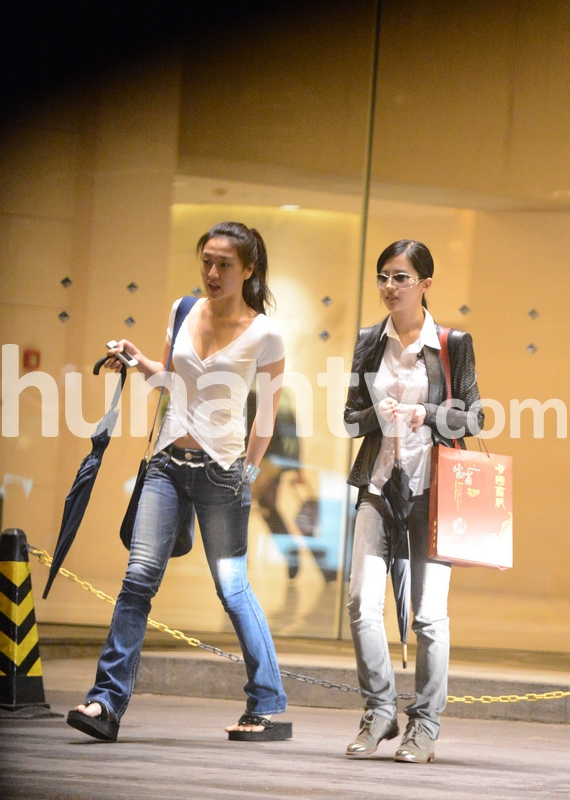 刘亦菲开豪车约会曾轶可 辣妹朋友美艳抢镜