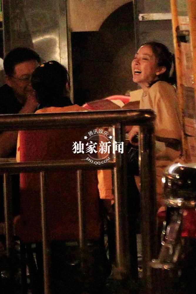 黄小蕾夜店醉酒 向宝马男投怀送抱