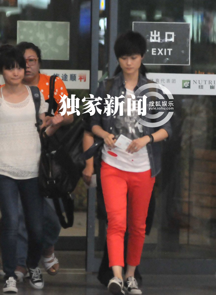 李宇春返京气场强大 粉丝千里追随