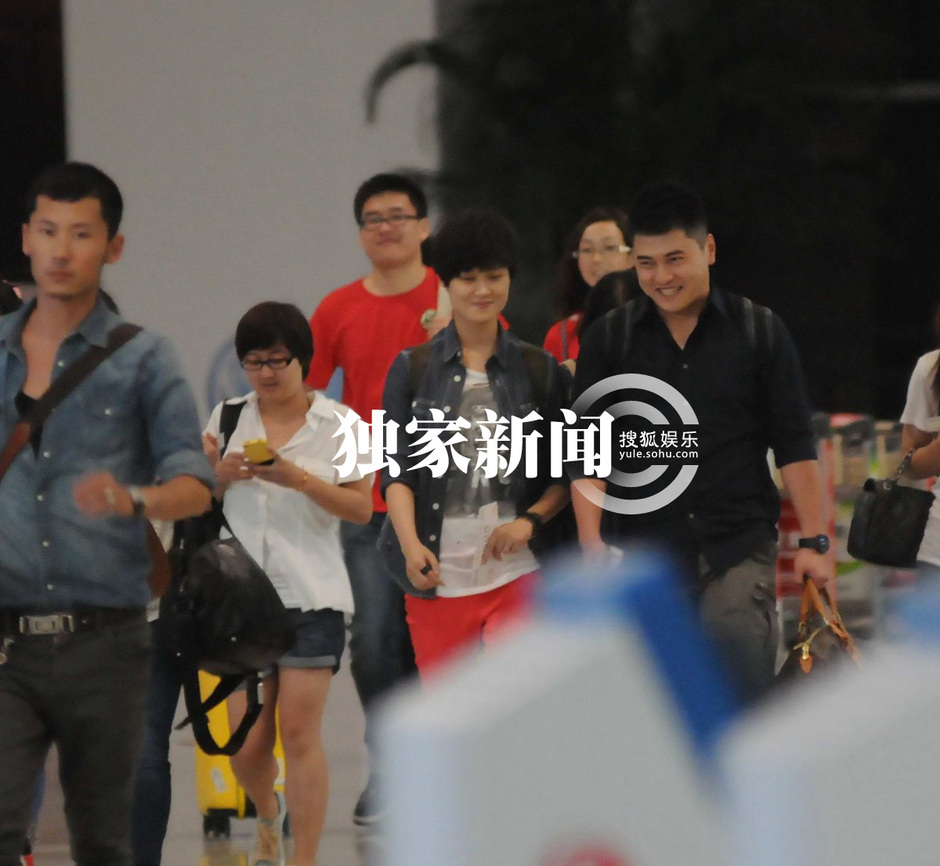 李宇春返京气场强大 粉丝千里追随