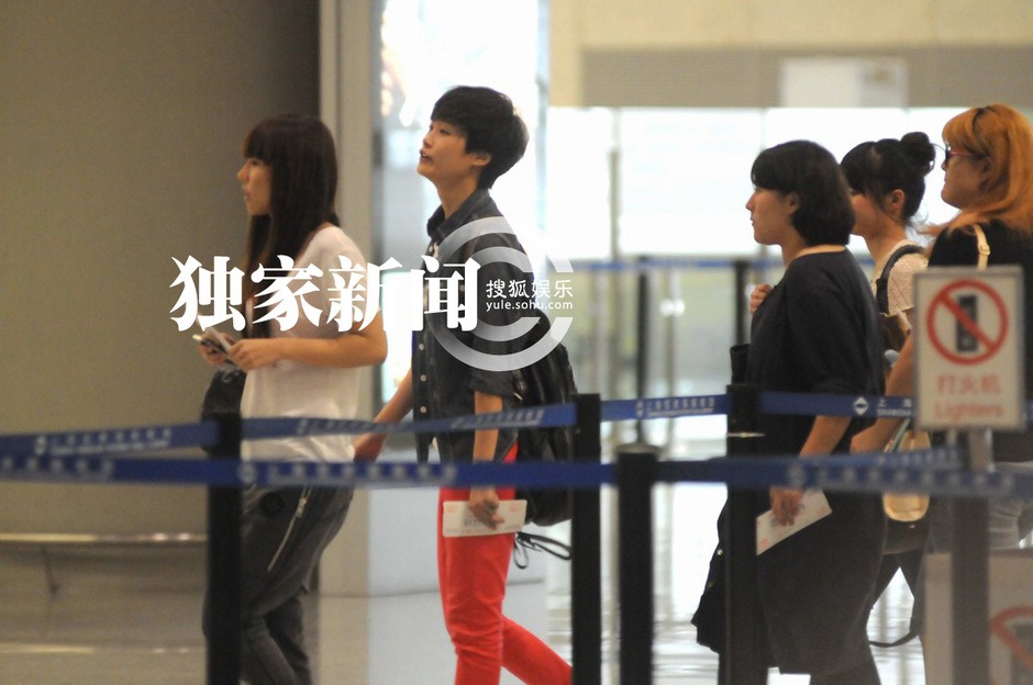 李宇春返京气场强大 粉丝千里追随