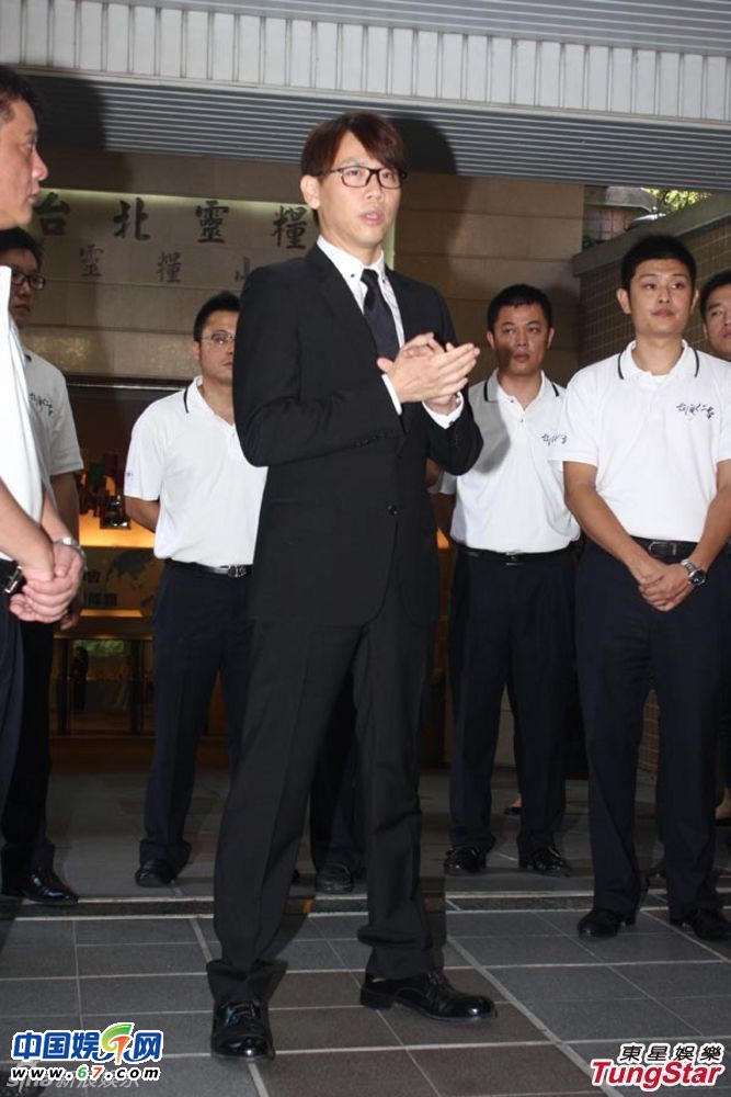 陶大伟葬礼众多大佬到场哀悼 陶喆捧骨灰神色凝重