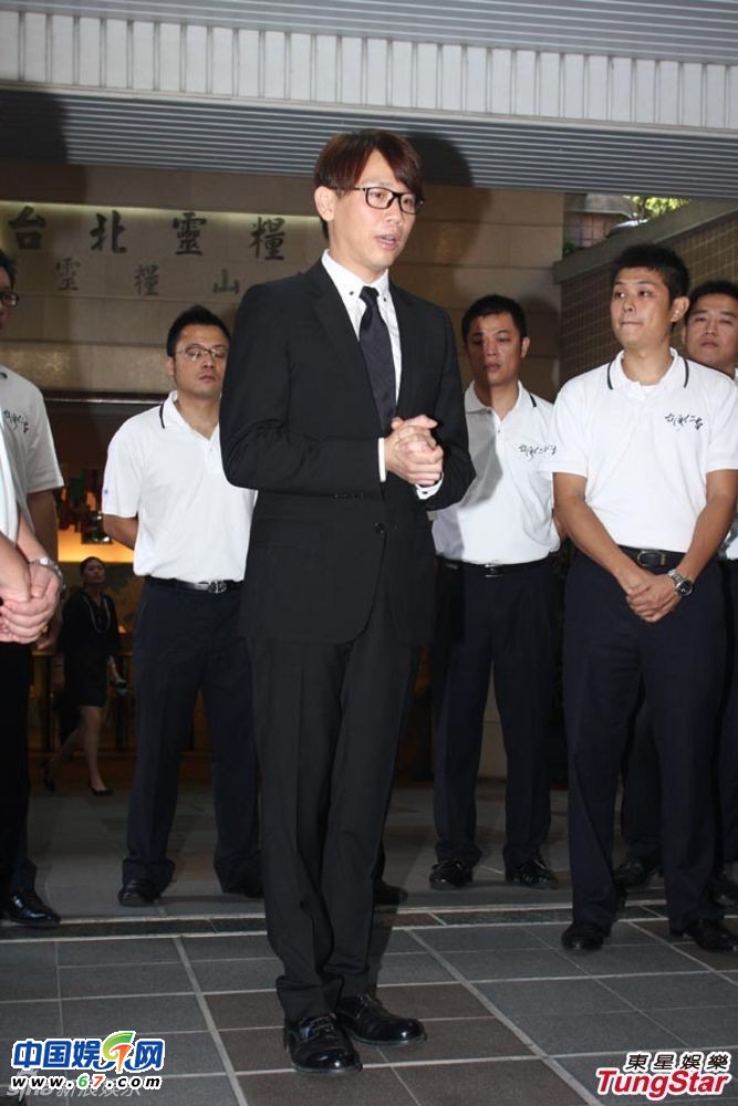 陶大伟葬礼众多大佬到场哀悼 陶喆捧骨灰神色凝重