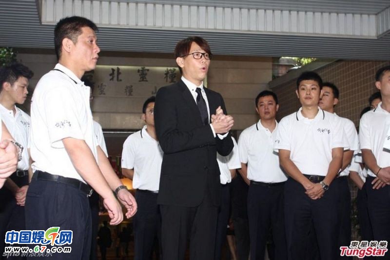 陶大伟葬礼众多大佬到场哀悼 陶喆捧骨灰神色凝重