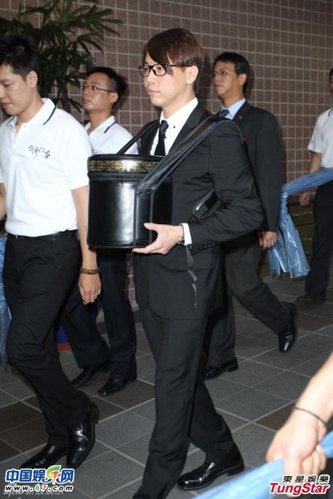 陶大伟葬礼众多大佬到场哀悼 陶喆捧骨灰神色凝重