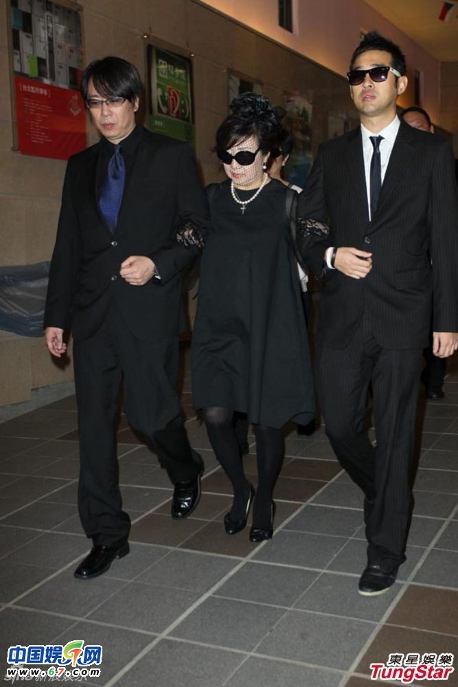 陶大伟葬礼众多大佬到场哀悼 陶喆捧骨灰神色凝重