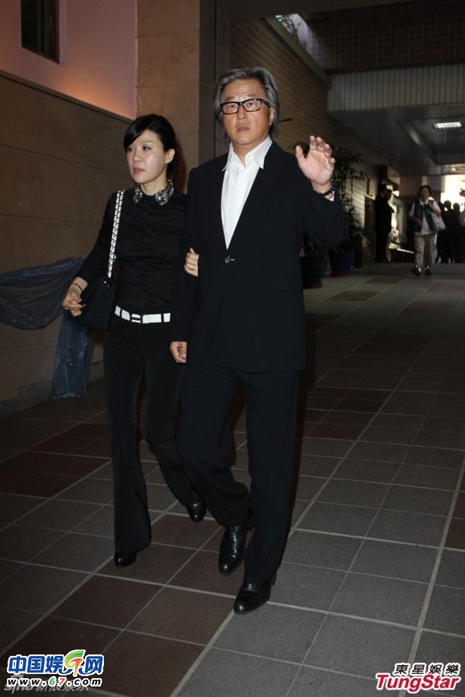 陶大伟葬礼众多大佬到场哀悼 陶喆捧骨灰神色凝重