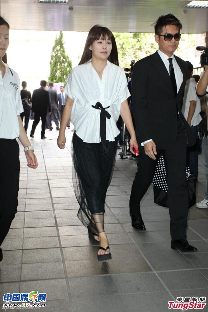 陶大伟葬礼众多大佬到场哀悼 陶喆捧骨灰神色凝重