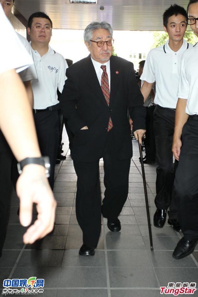 陶大伟葬礼众多大佬到场哀悼 陶喆捧骨灰神色凝重