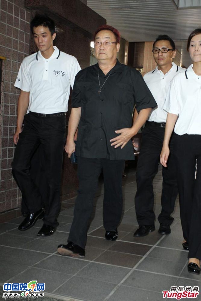 陶大伟葬礼众多大佬到场哀悼 陶喆捧骨灰神色凝重