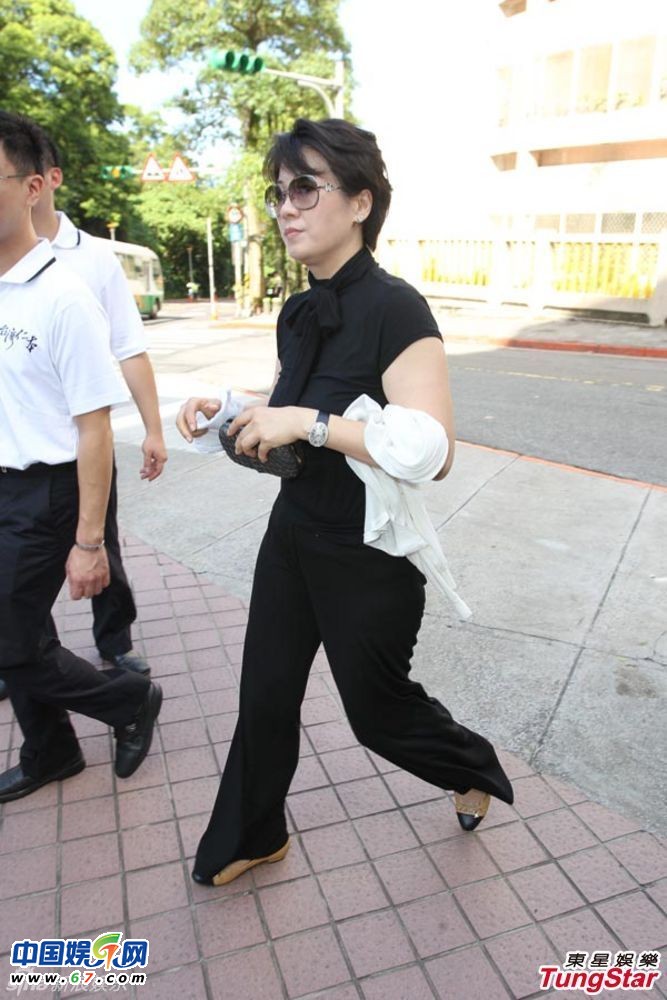 陶大伟葬礼众多大佬到场哀悼 陶喆捧骨灰神色凝重