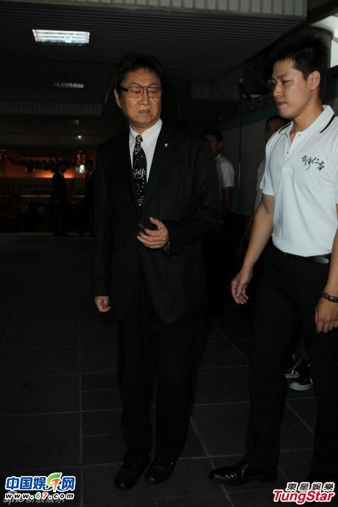 陶大伟葬礼众多大佬到场哀悼 陶喆捧骨灰神色凝重