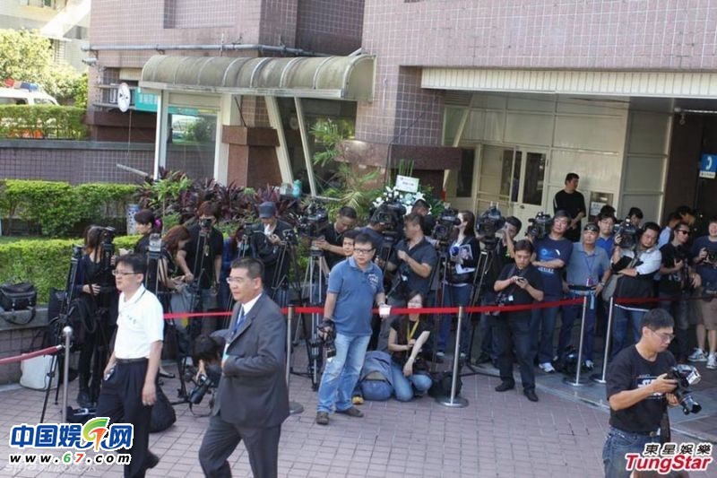 陶大伟葬礼众多大佬到场哀悼 陶喆捧骨灰神色凝重