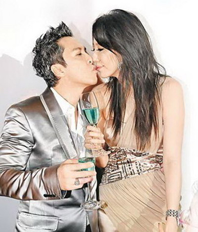 李若彤与富商男友亲昵 男大女20岁 网友呼梦碎