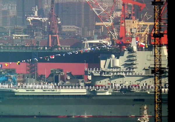 资料图：中国第一艘航母辽宁号上已悬挂满旗。
