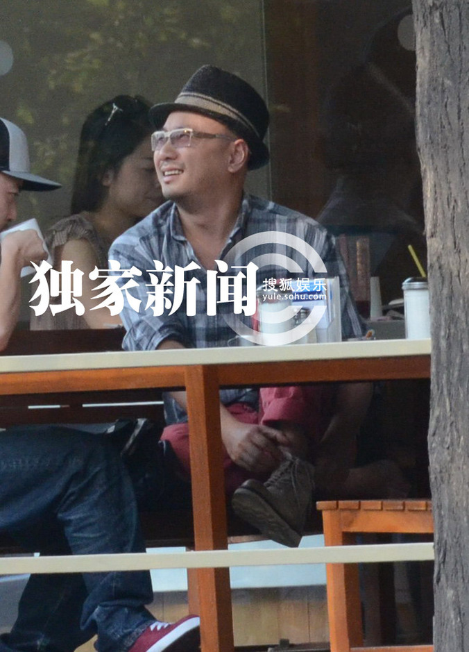 徐峥会友公共场合脱鞋盘腿