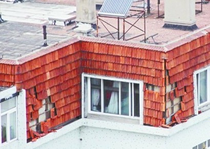 青岛楼顶落瓦砸伤行人 律师称可起诉全楼业主