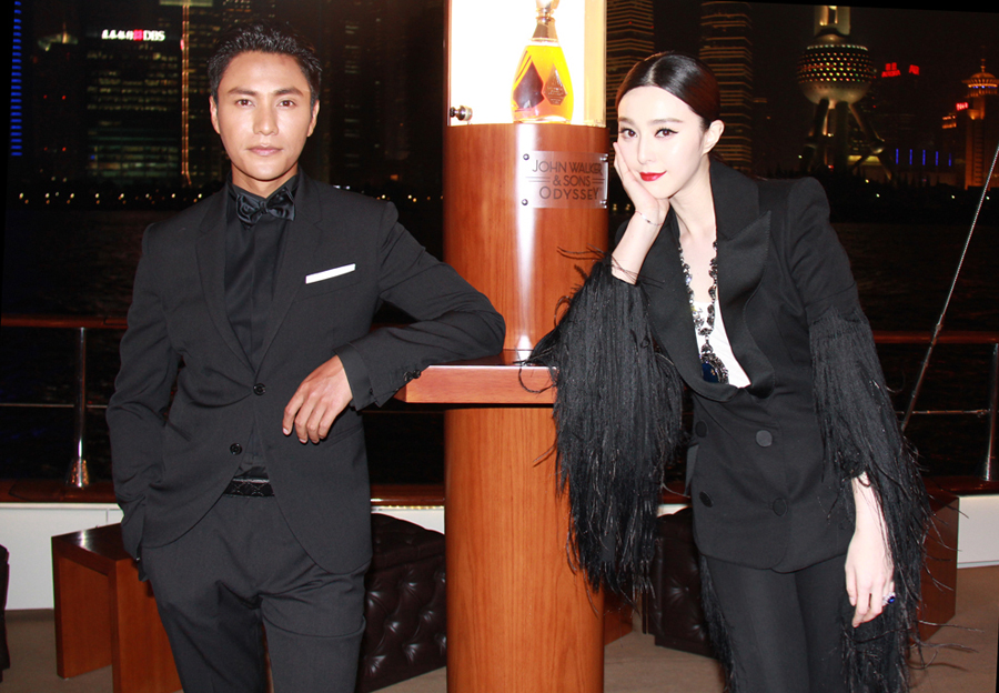 范冰冰鬃毛黑西装霸气亮相 胸前挂巨大蓝色珠宝