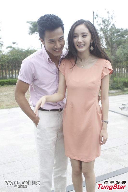 杨幂刘恺威当众玩亲密 连衣裙绷出内衣印