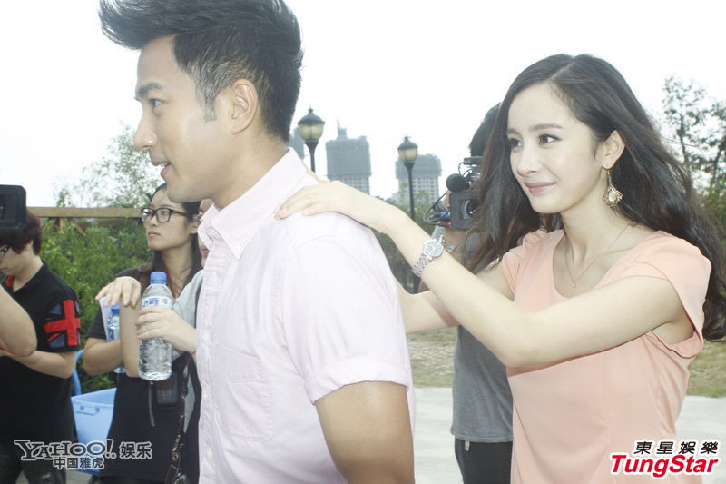 杨幂刘恺威当众玩亲密 连衣裙绷出内衣印