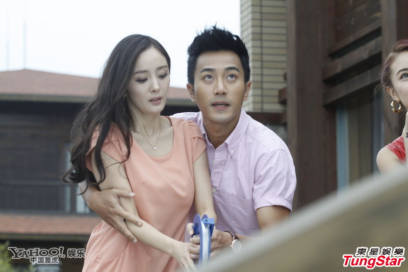 杨幂刘恺威当众玩亲密 连衣裙绷出内衣印